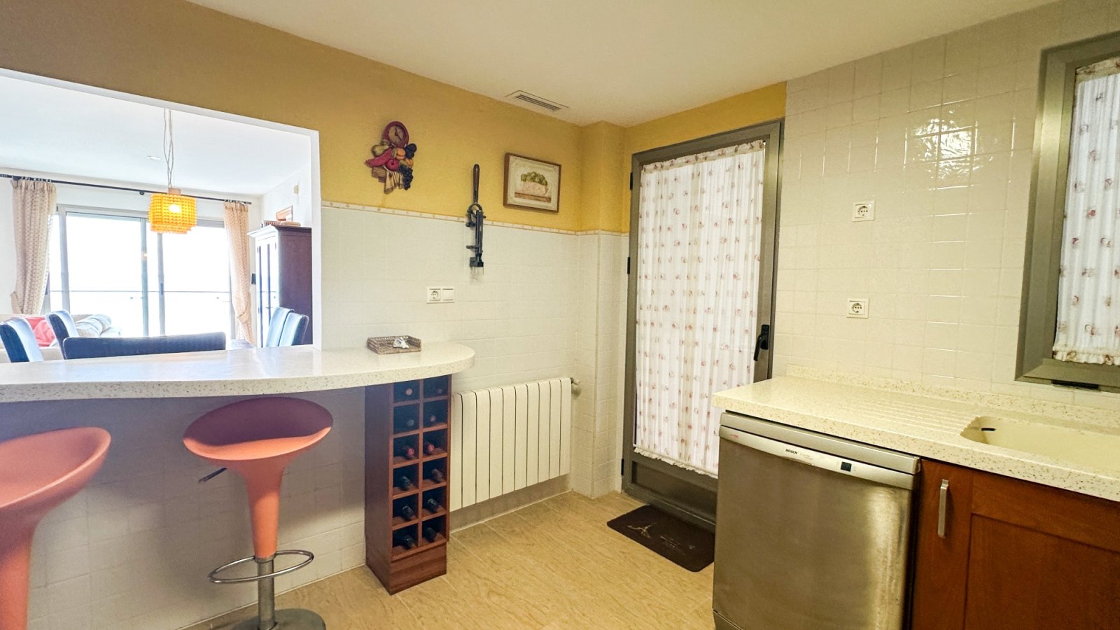 präsentiert dieses spektakuläre Strandapartment in Torrevieja mit atemberaubendem, unverbaubarem Meerblick.

Das Apartment