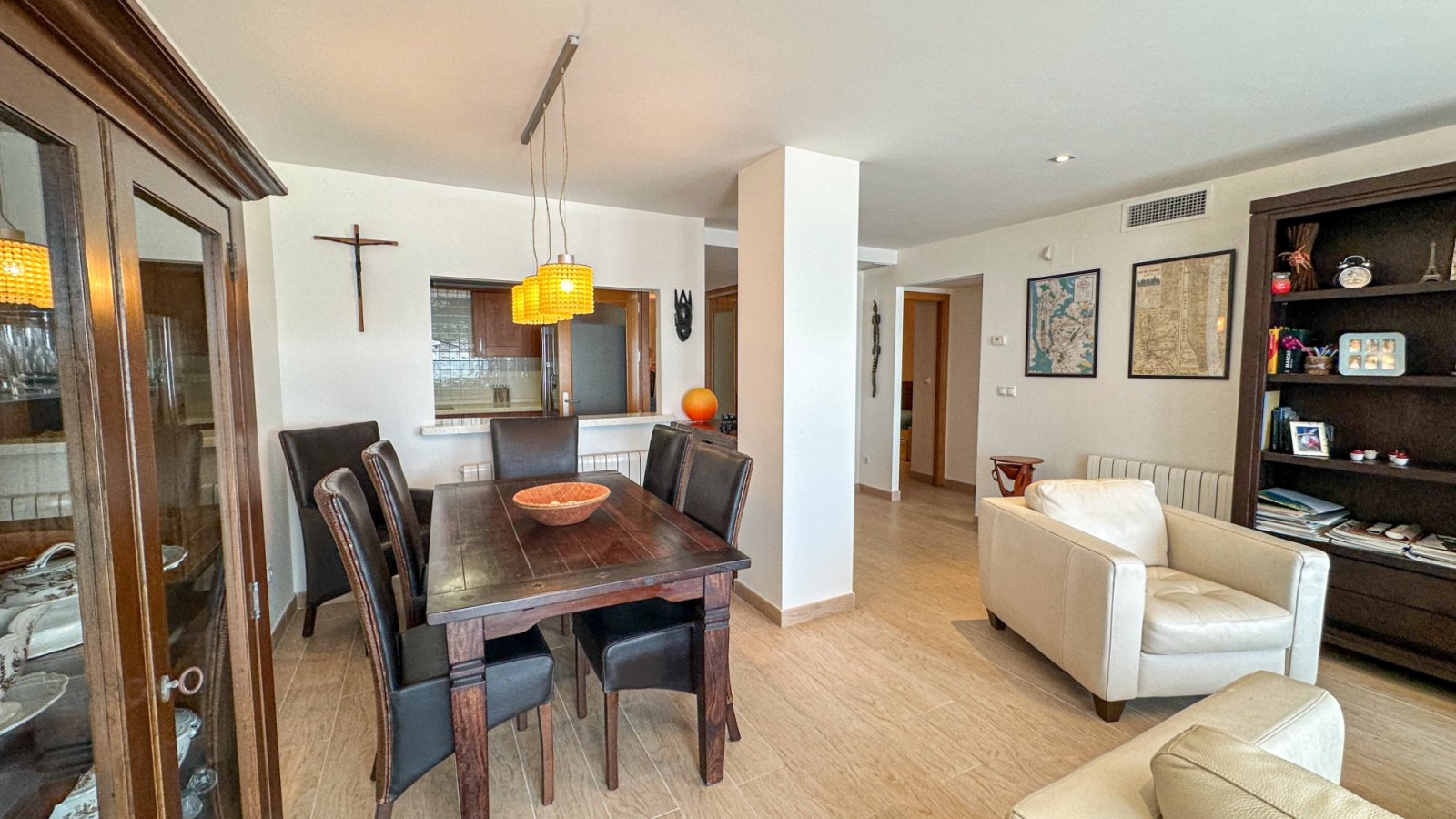 präsentiert dieses spektakuläre Strandapartment in Torrevieja mit atemberaubendem, unverbaubarem Meerblick.

Das Apartment