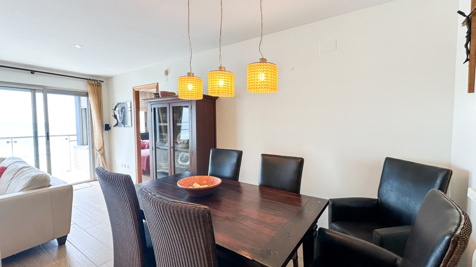 präsentiert dieses spektakuläre Strandapartment in Torrevieja mit atemberaubendem, unverbaubarem Meerblick.

Das Apartment