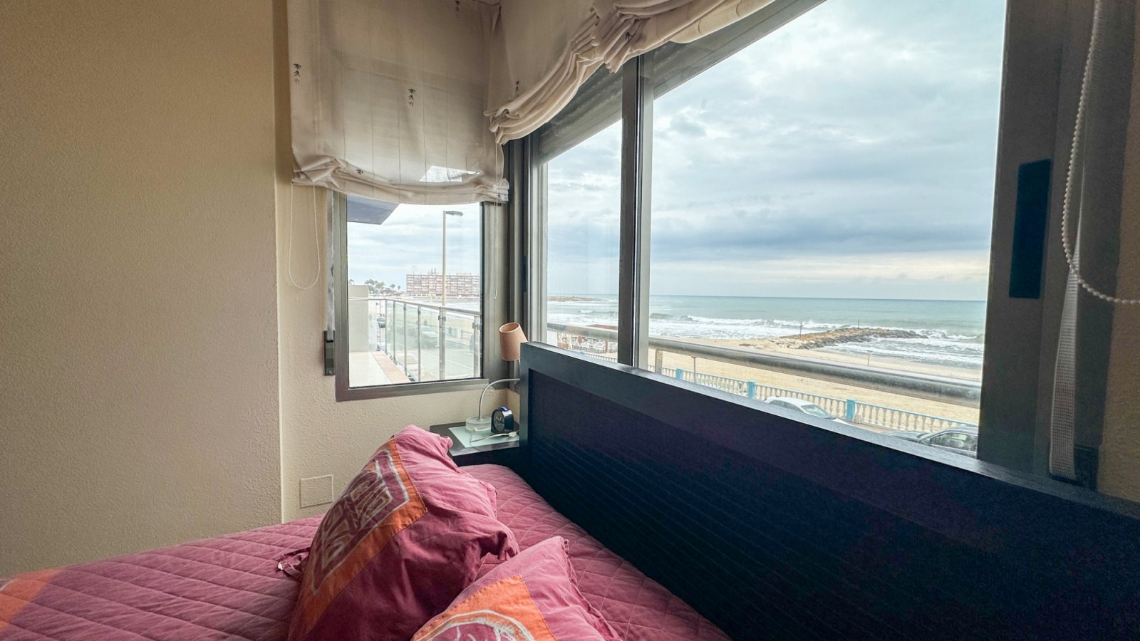 präsentiert dieses spektakuläre Strandapartment in Torrevieja mit atemberaubendem, unverbaubarem Meerblick.

Das Apartment