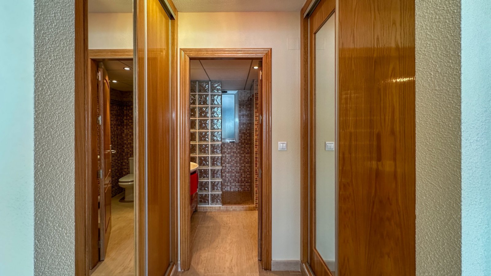 präsentiert dieses spektakuläre Strandapartment in Torrevieja mit atemberaubendem, unverbaubarem Meerblick.

Das Apartment