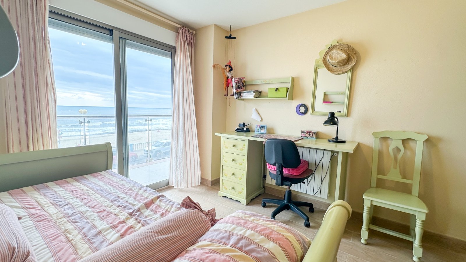 präsentiert dieses spektakuläre Strandapartment in Torrevieja mit atemberaubendem, unverbaubarem Meerblick.

Das Apartment