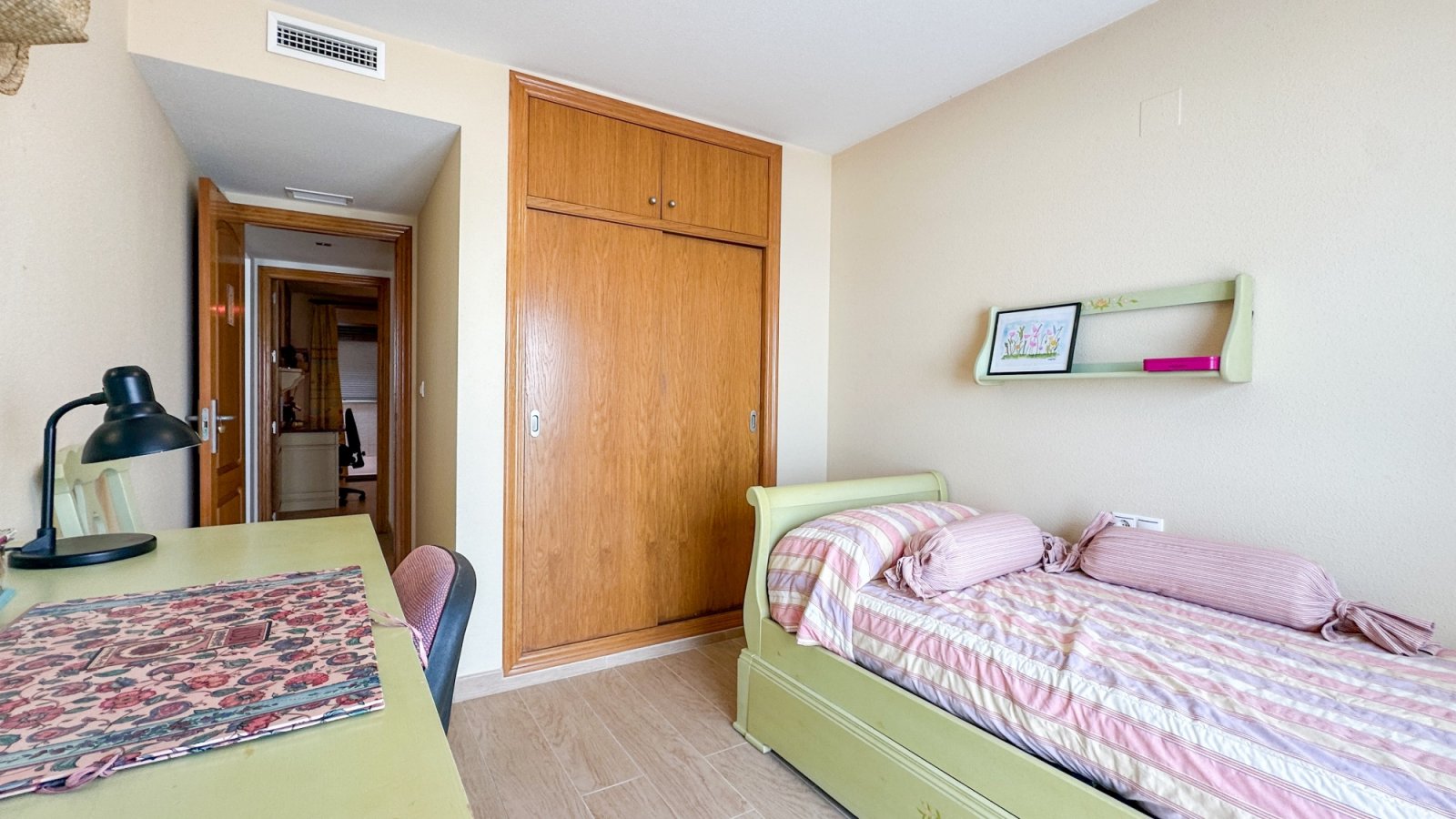 präsentiert dieses spektakuläre Strandapartment in Torrevieja mit atemberaubendem, unverbaubarem Meerblick.

Das Apartment