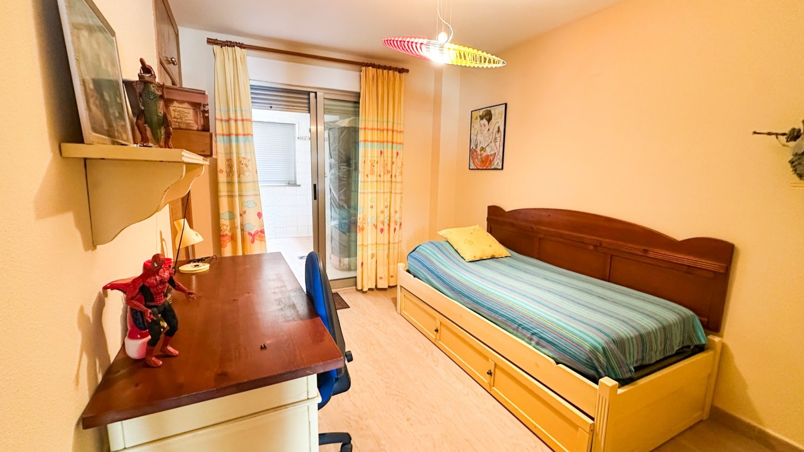 präsentiert dieses spektakuläre Strandapartment in Torrevieja mit atemberaubendem, unverbaubarem Meerblick.

Das Apartment