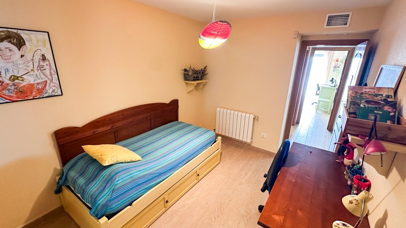 präsentiert dieses spektakuläre Strandapartment in Torrevieja mit atemberaubendem, unverbaubarem Meerblick.

Das Apartment