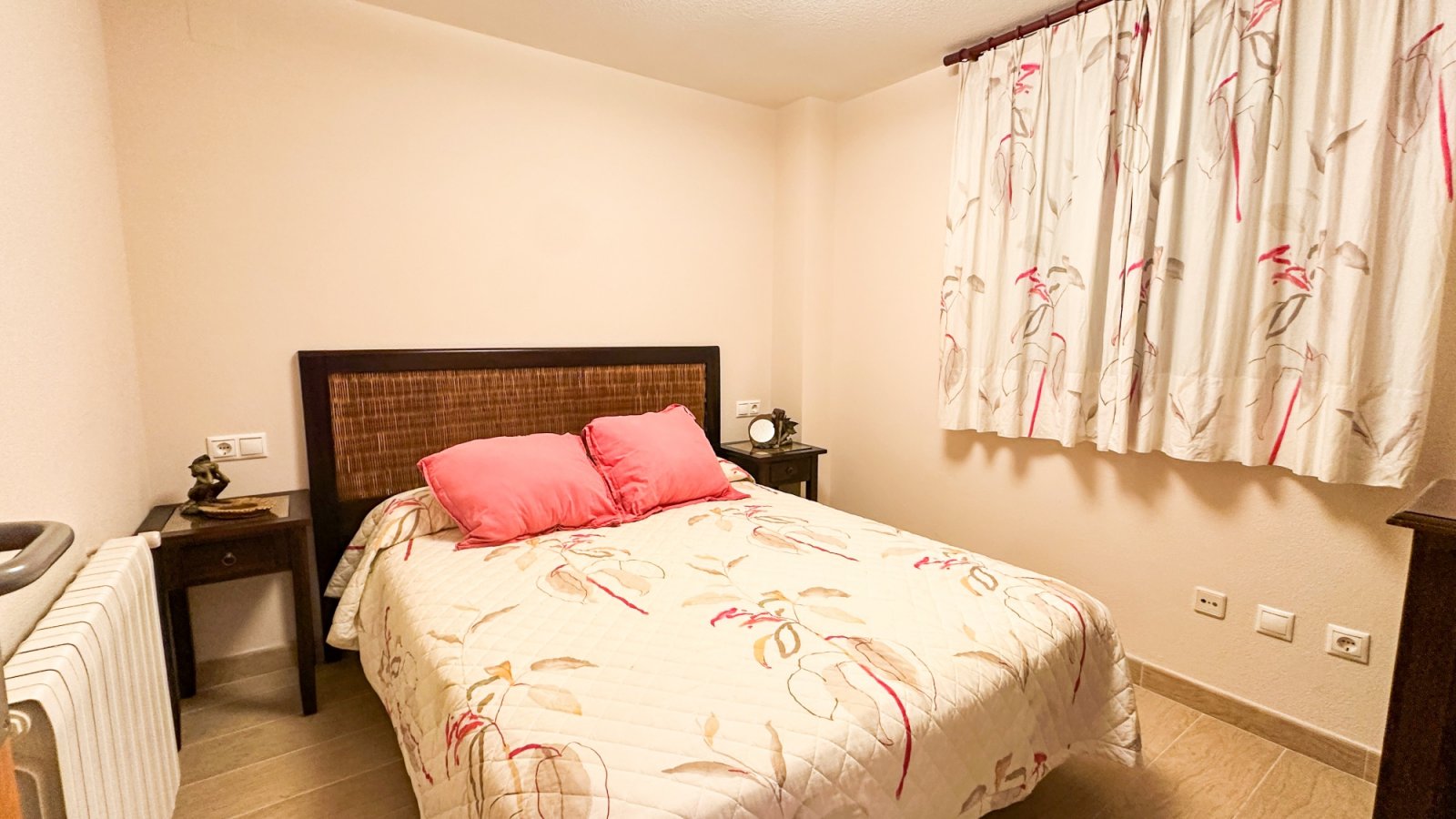 präsentiert dieses spektakuläre Strandapartment in Torrevieja mit atemberaubendem, unverbaubarem Meerblick.

Das Apartment