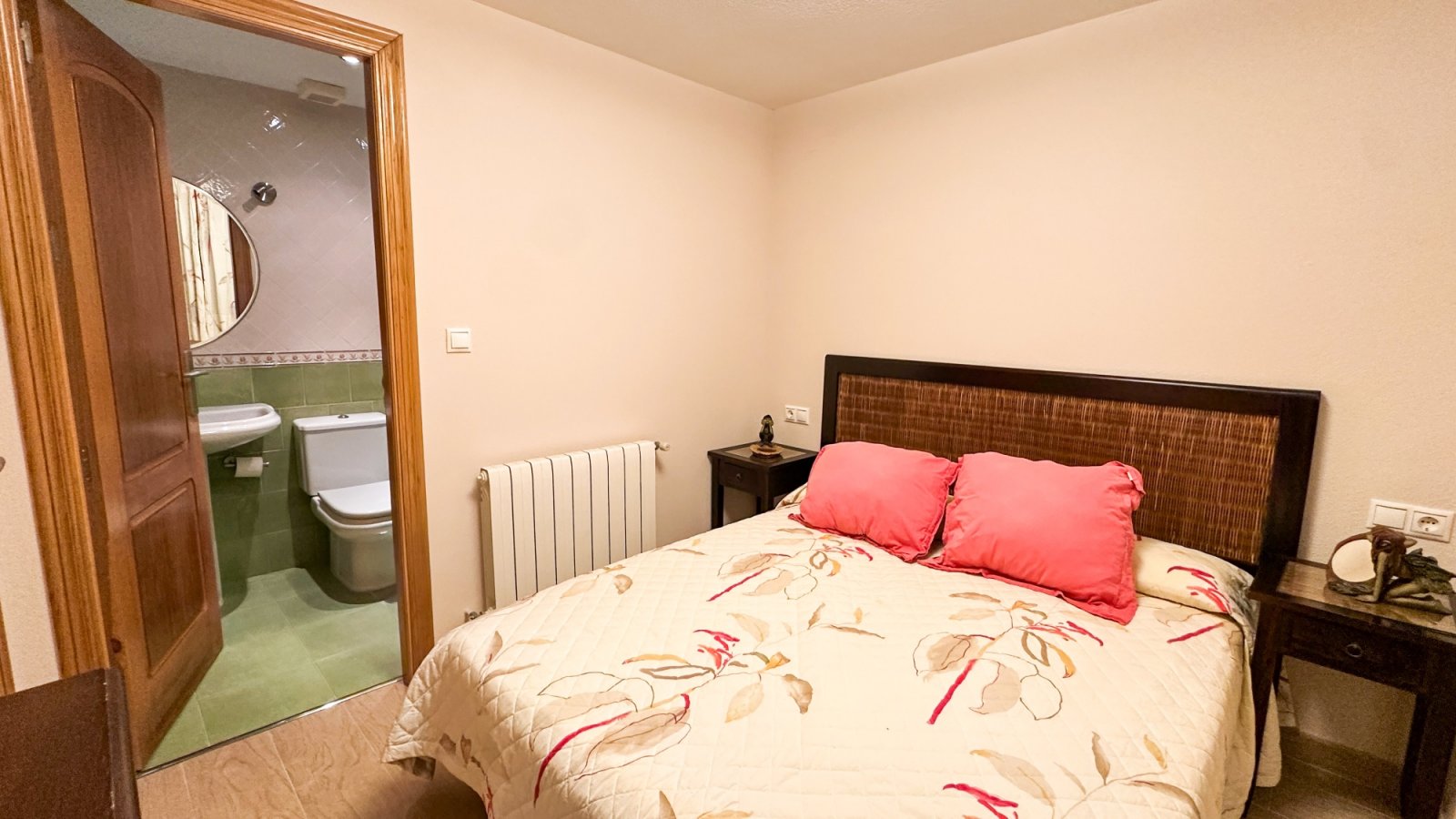 präsentiert dieses spektakuläre Strandapartment in Torrevieja mit atemberaubendem, unverbaubarem Meerblick.

Das Apartment