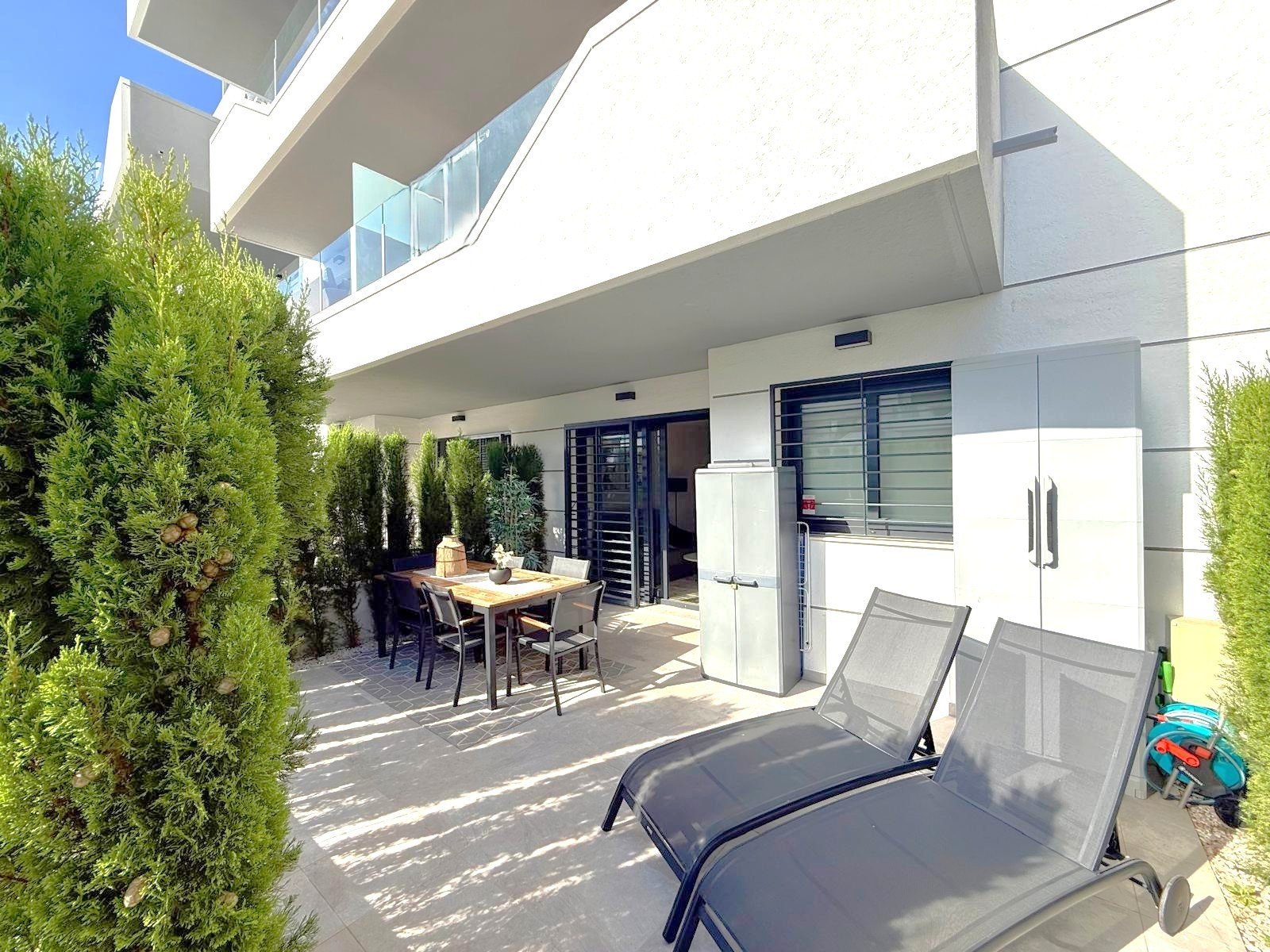 A southeast facing ground floor apartment with great views over the beautiful communal pool in Resdential Aire on Orihuela Costa.

&