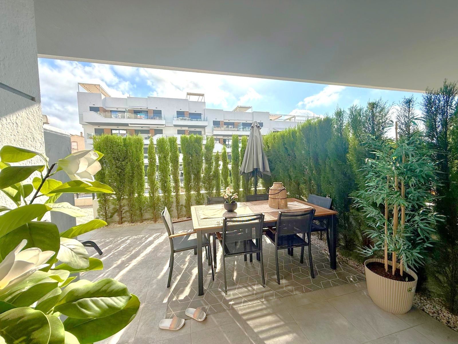 A southeast facing ground floor apartment with great views over the beautiful communal pool in Resdential Aire on Orihuela Costa.

&