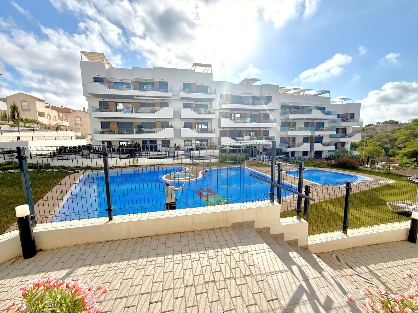 A southeast facing ground floor apartment with great views over the beautiful communal pool in Resdential Aire on Orihuela Costa.

&