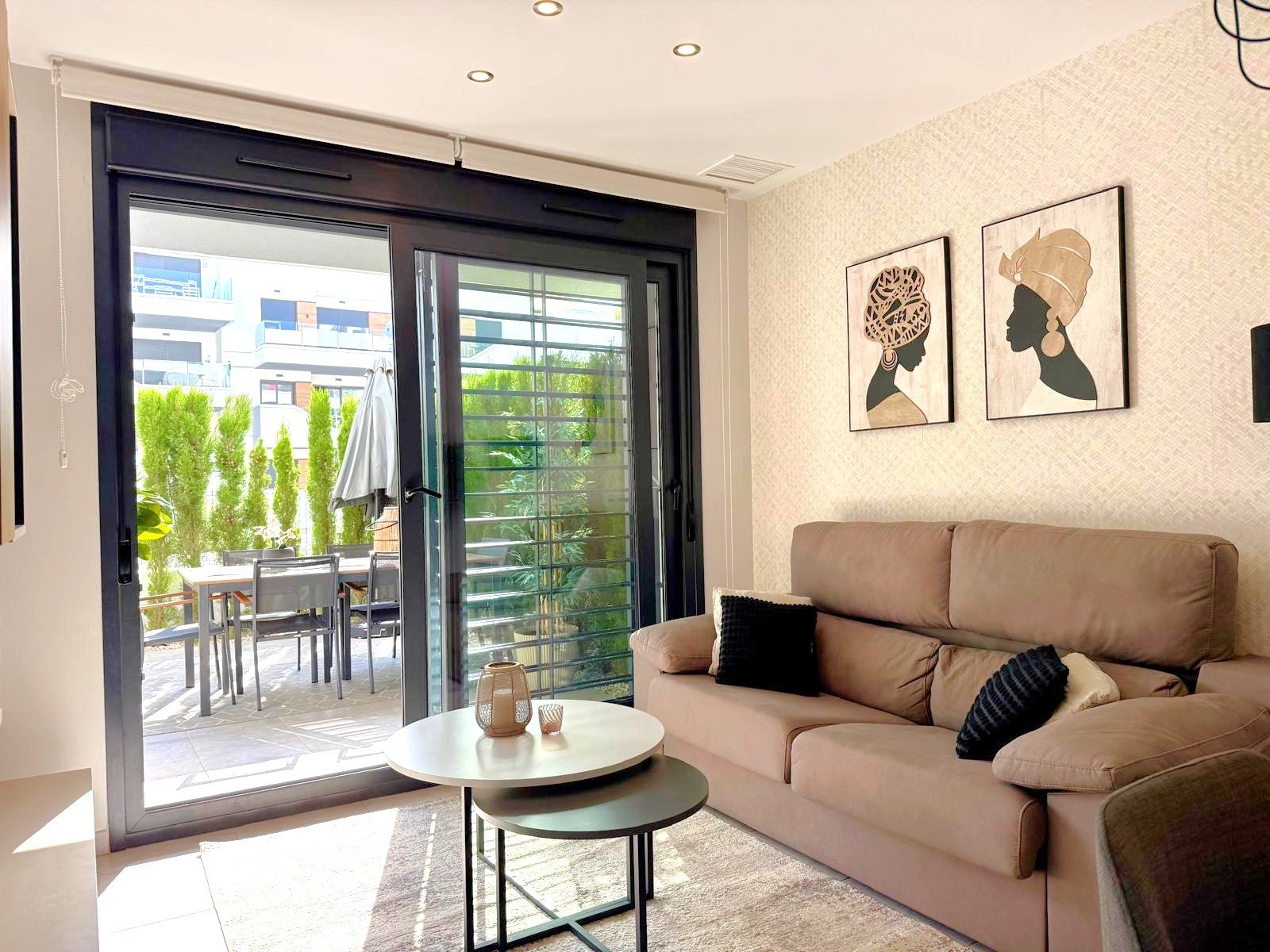 A southeast facing ground floor apartment with great views over the beautiful communal pool in Resdential Aire on Orihuela Costa.

&