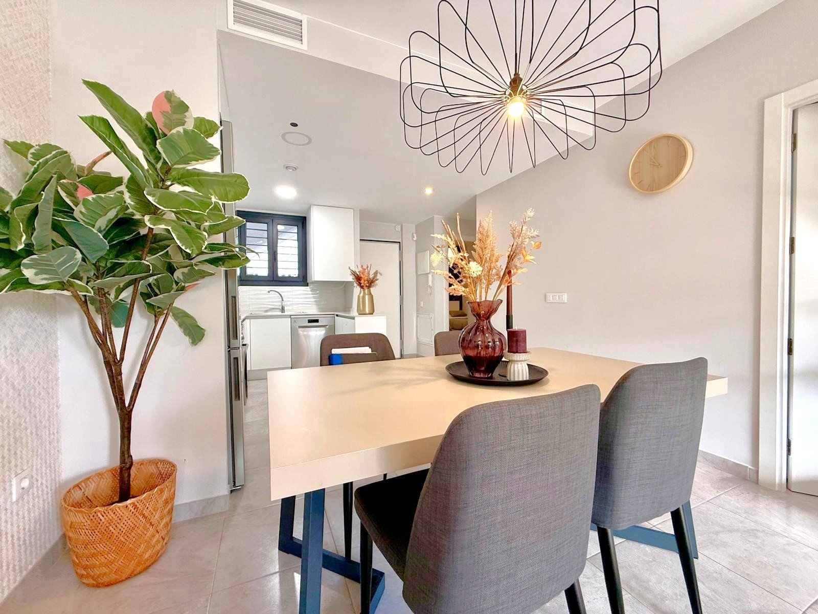 A southeast facing ground floor apartment with great views over the beautiful communal pool in Resdential Aire on Orihuela Costa.

&