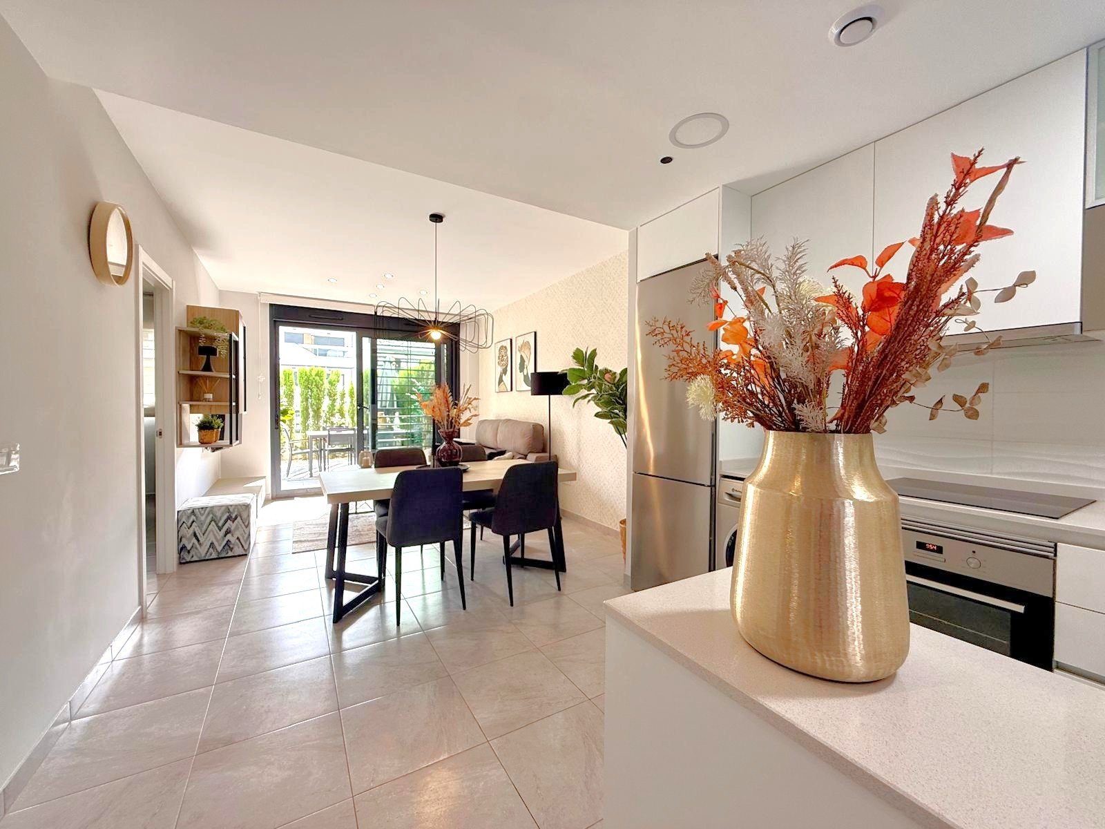 A southeast facing ground floor apartment with great views over the beautiful communal pool in Resdential Aire on Orihuela Costa.

&