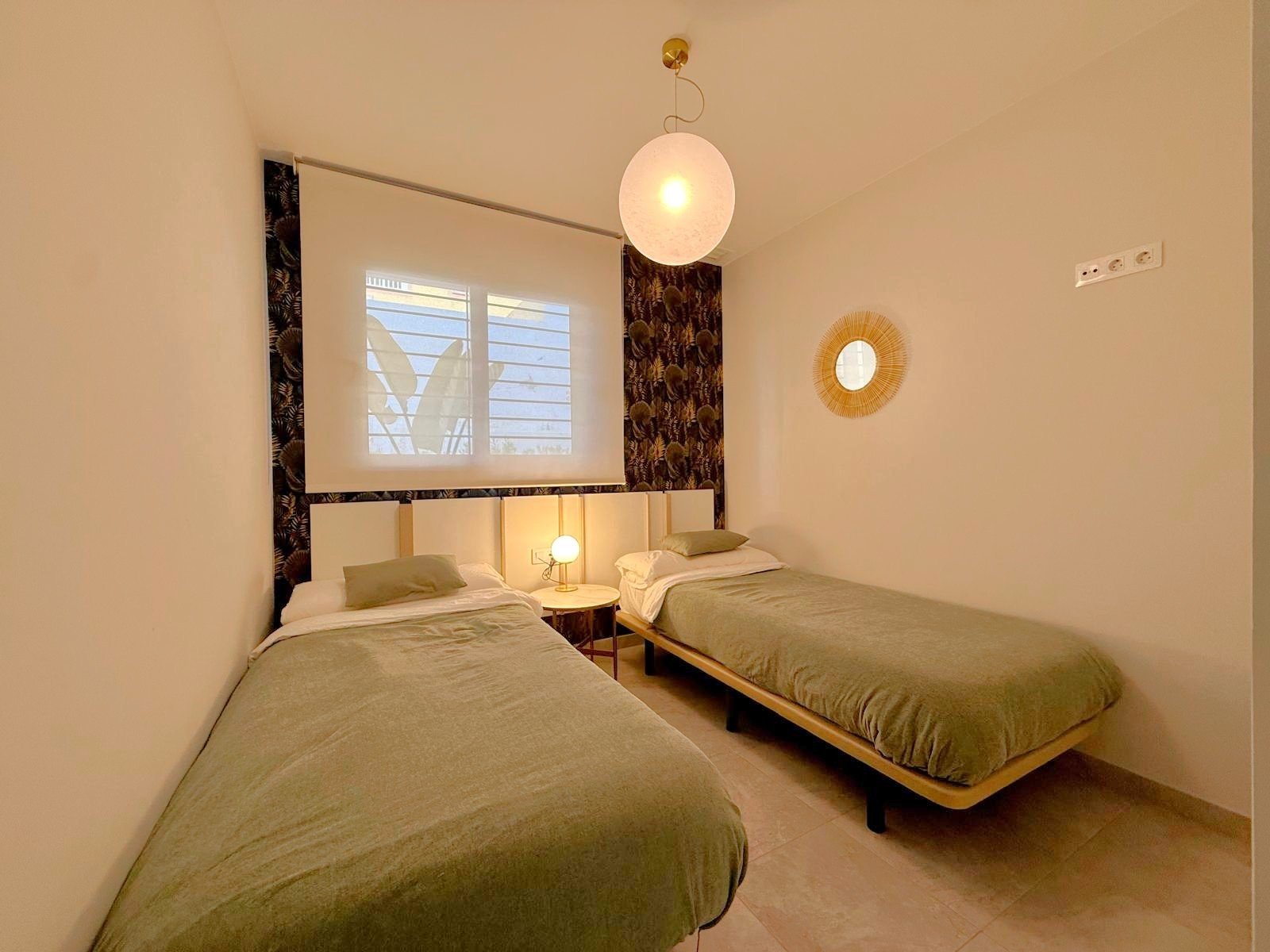A southeast facing ground floor apartment with great views over the beautiful communal pool in Resdential Aire on Orihuela Costa.

&