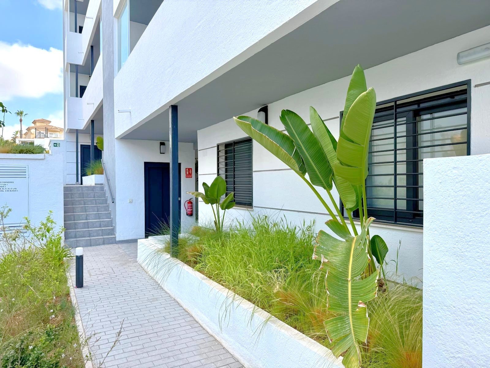 A southeast facing ground floor apartment with great views over the beautiful communal pool in Resdential Aire on Orihuela Costa.

&