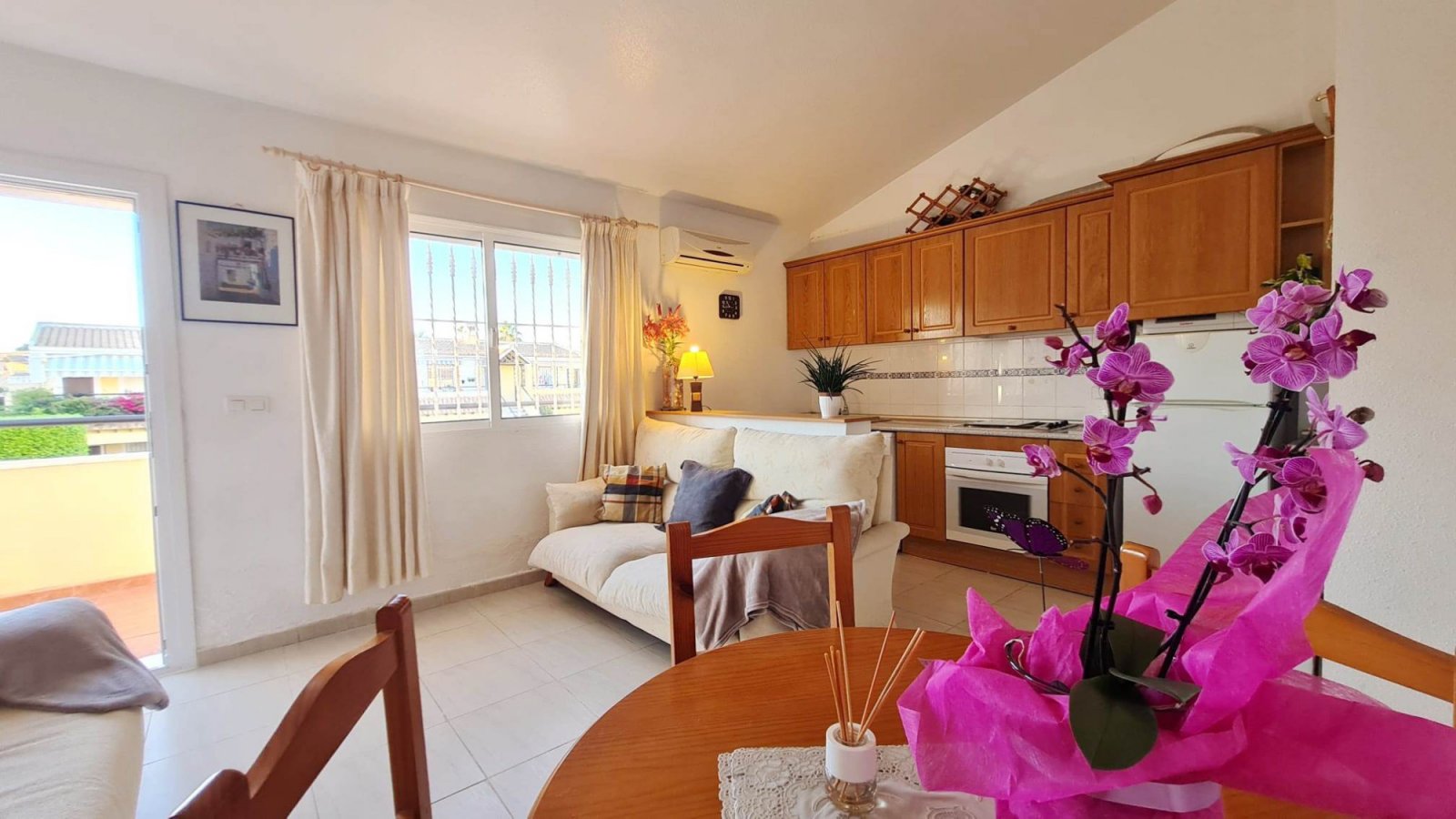 Charmantes Apartment mit 2 Schlafzimmern und Poolblick in Villamartín – Lomas de Golf!
Dieses reizvolle Apartment in Westlage befindet sich