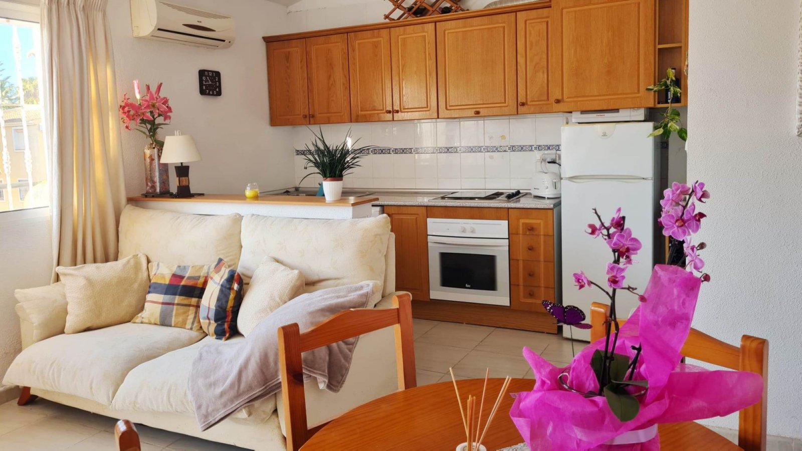 Charmantes Apartment mit 2 Schlafzimmern und Poolblick in Villamartín – Lomas de Golf!
Dieses reizvolle Apartment in Westlage befindet sich