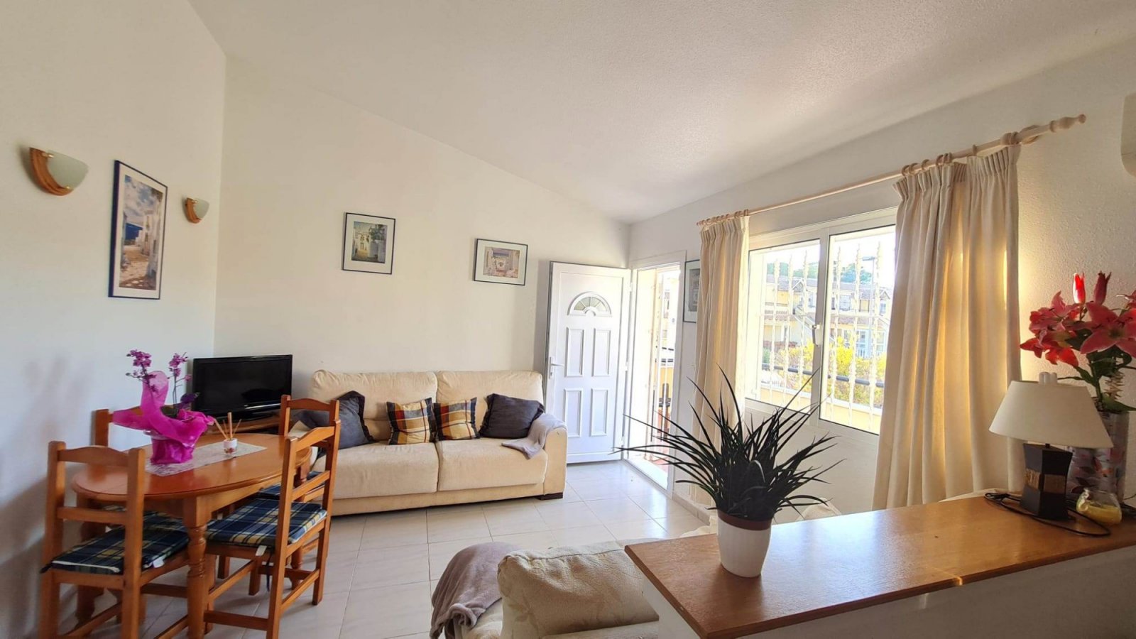 Charmantes Apartment mit 2 Schlafzimmern und Poolblick in Villamartín – Lomas de Golf!
Dieses reizvolle Apartment in Westlage befindet sich