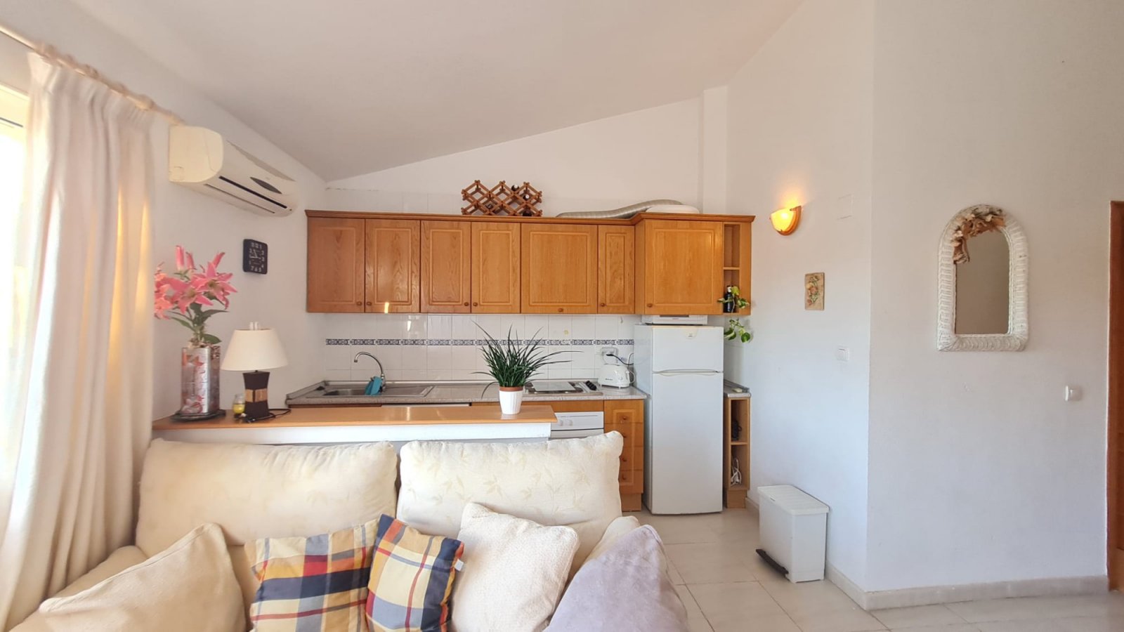 Charmantes Apartment mit 2 Schlafzimmern und Poolblick in Villamartín – Lomas de Golf!
Dieses reizvolle Apartment in Westlage befindet sich