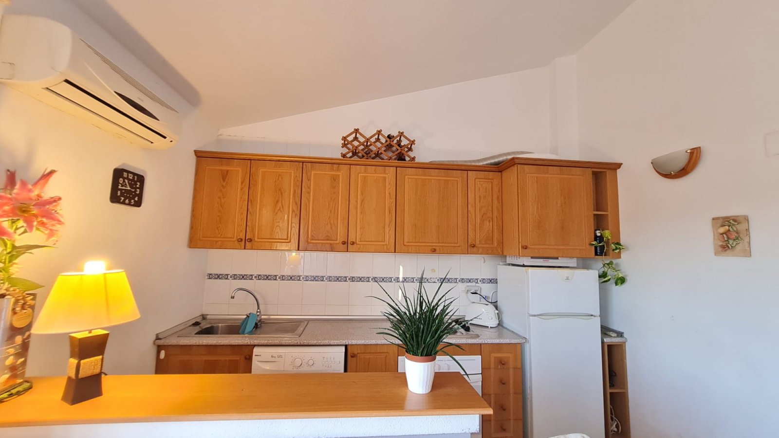 Charmantes Apartment mit 2 Schlafzimmern und Poolblick in Villamartín – Lomas de Golf!
Dieses reizvolle Apartment in Westlage befindet sich