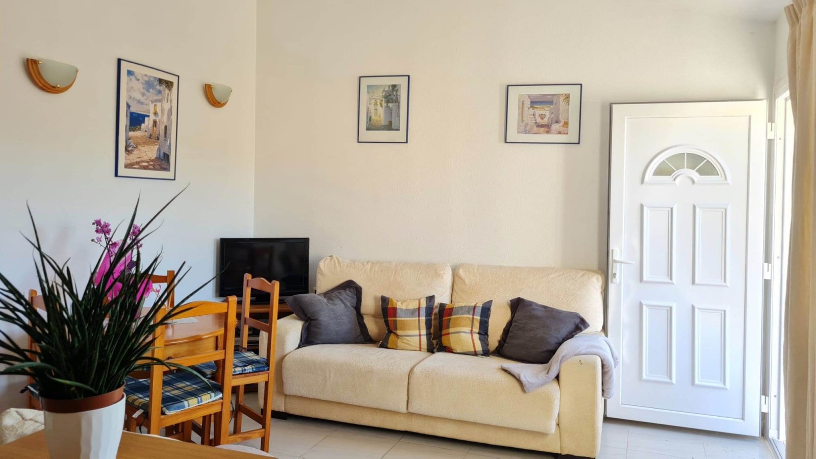 Charmantes Apartment mit 2 Schlafzimmern und Poolblick in Villamartín – Lomas de Golf!
Dieses reizvolle Apartment in Westlage befindet sich