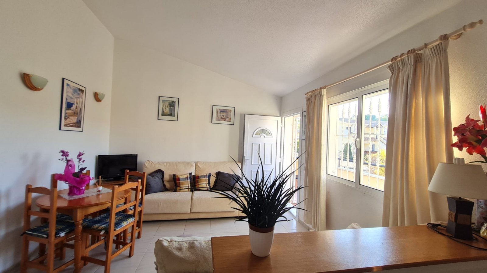 Charmantes Apartment mit 2 Schlafzimmern und Poolblick in Villamartín – Lomas de Golf!
Dieses reizvolle Apartment in Westlage befindet sich