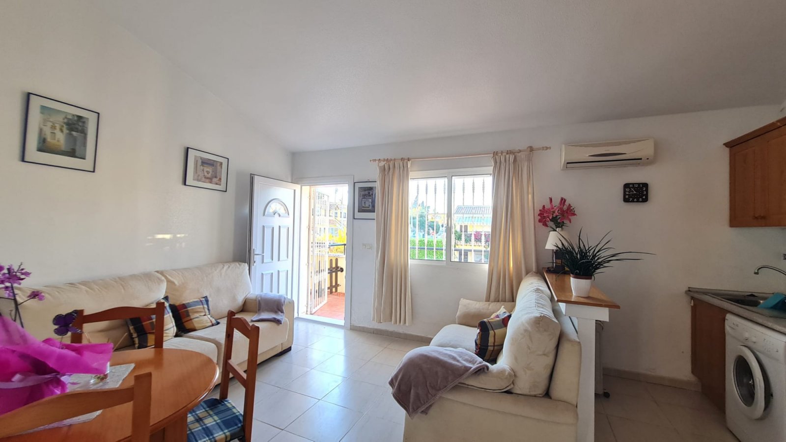 Charmantes Apartment mit 2 Schlafzimmern und Poolblick in Villamartín – Lomas de Golf!
Dieses reizvolle Apartment in Westlage befindet sich