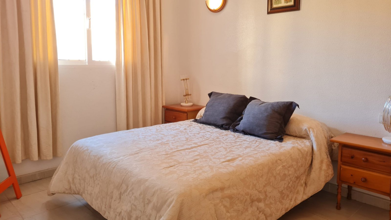 Charmantes Apartment mit 2 Schlafzimmern und Poolblick in Villamartín – Lomas de Golf!
Dieses reizvolle Apartment in Westlage befindet sich
