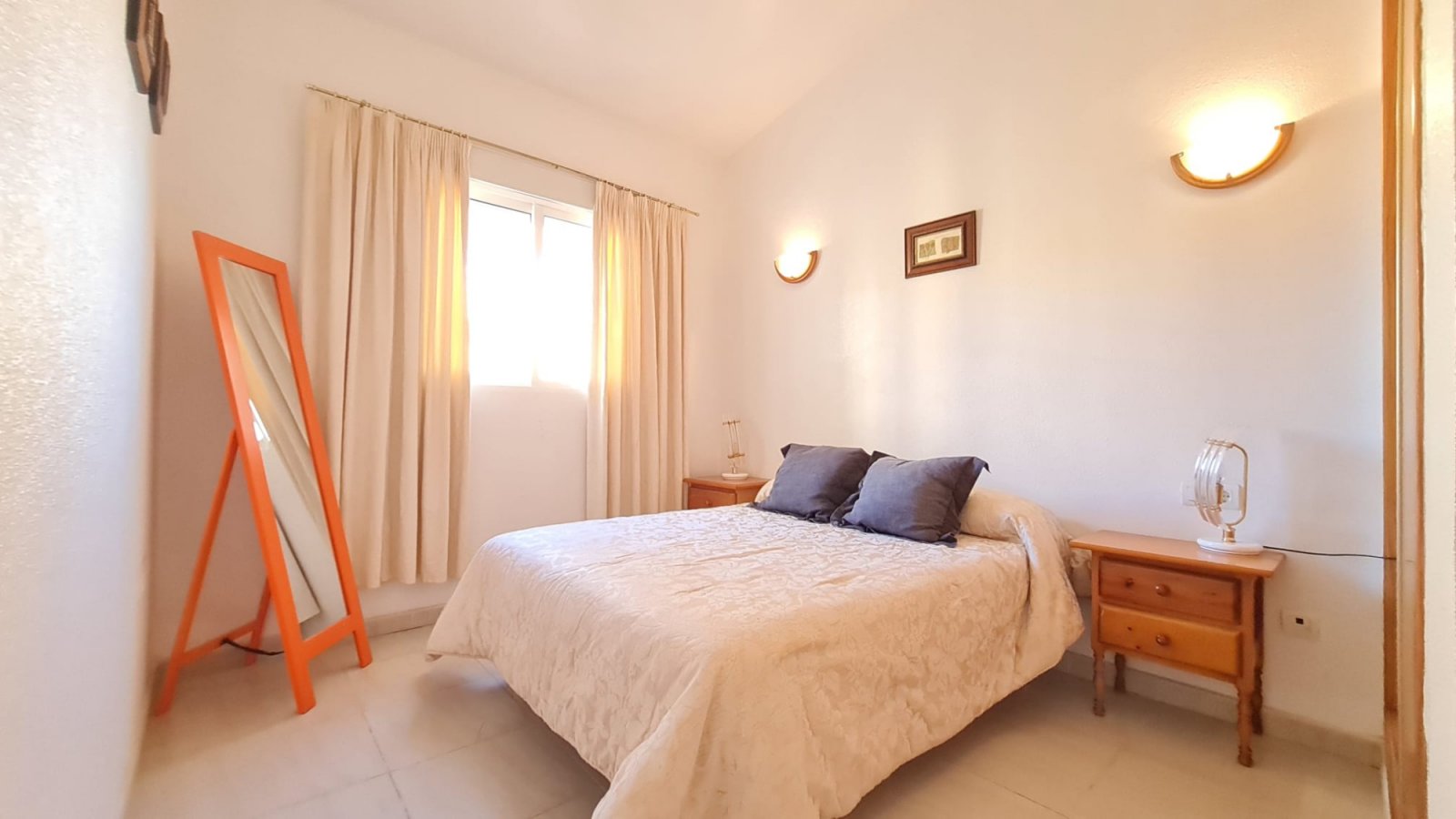 Charmantes Apartment mit 2 Schlafzimmern und Poolblick in Villamartín – Lomas de Golf!
Dieses reizvolle Apartment in Westlage befindet sich