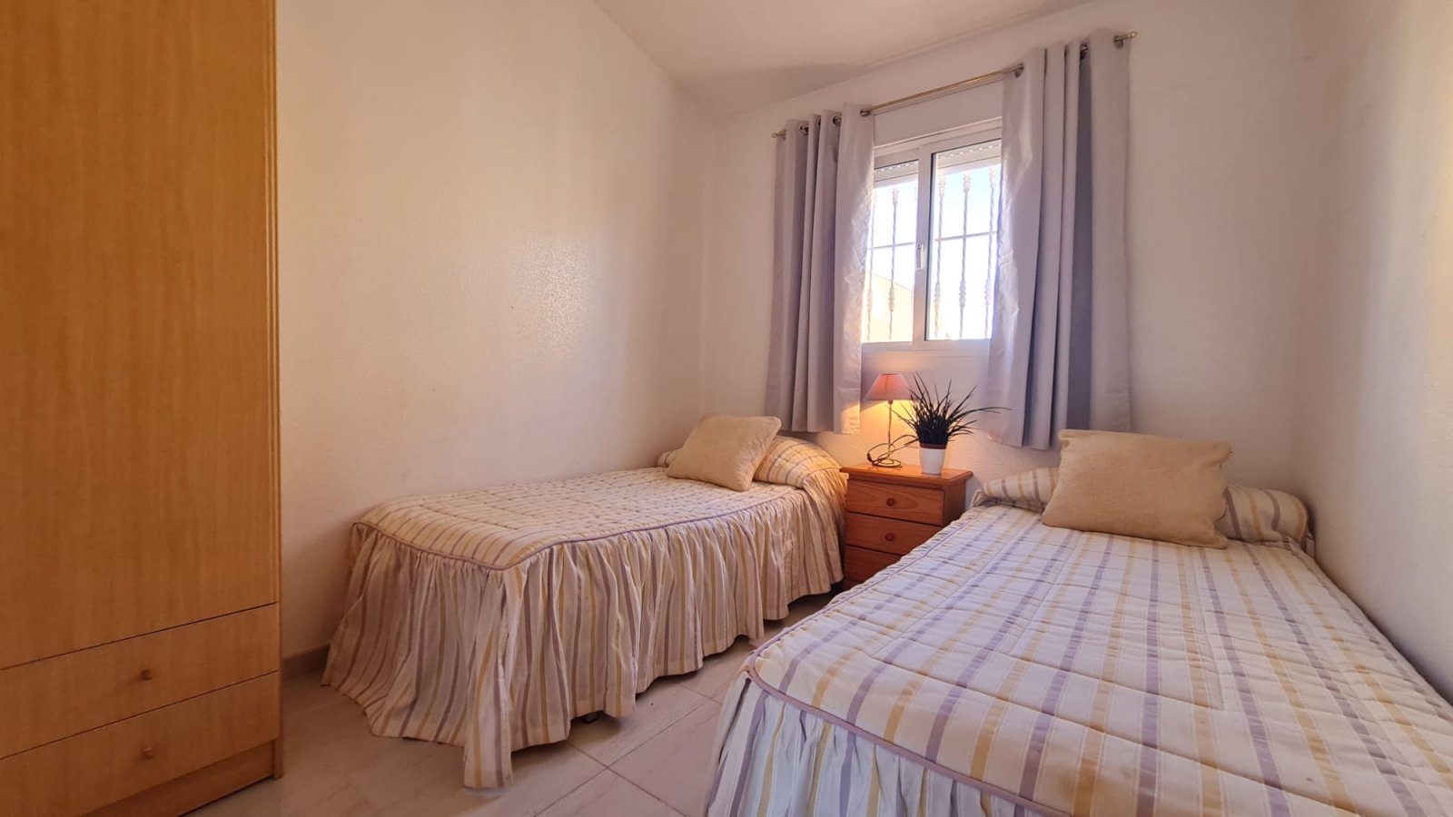 Charmantes Apartment mit 2 Schlafzimmern und Poolblick in Villamartín – Lomas de Golf!
Dieses reizvolle Apartment in Westlage befindet sich