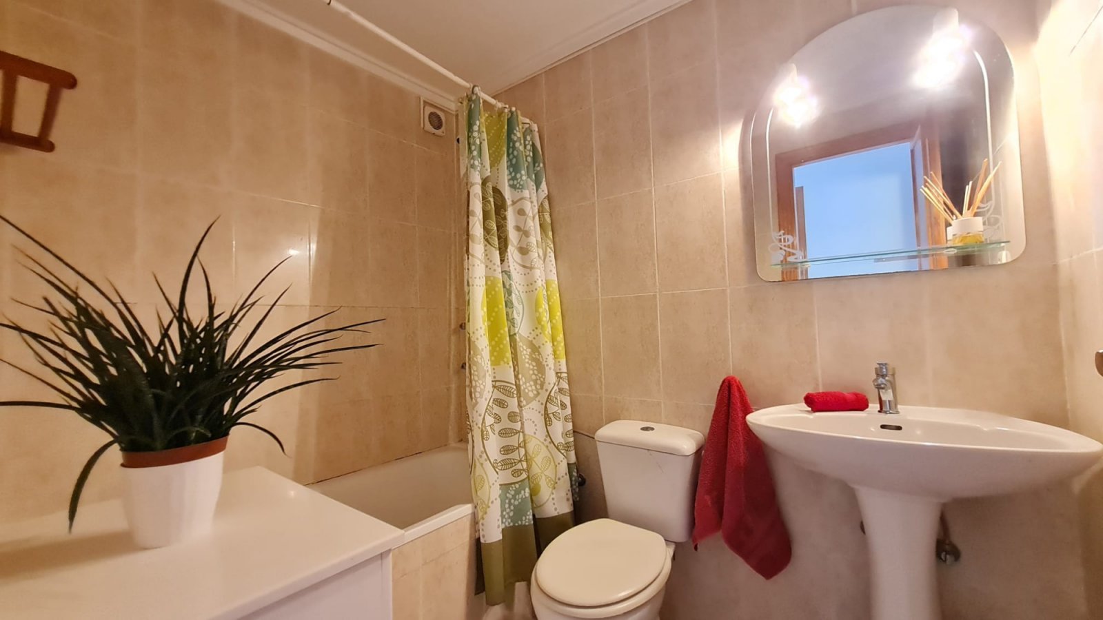 Charmantes Apartment mit 2 Schlafzimmern und Poolblick in Villamartín – Lomas de Golf!
Dieses reizvolle Apartment in Westlage befindet sich