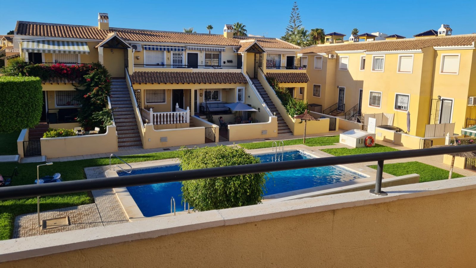 Charmantes Apartment mit 2 Schlafzimmern und Poolblick in Villamartín – Lomas de Golf!
Dieses reizvolle Apartment in Westlage befindet sich