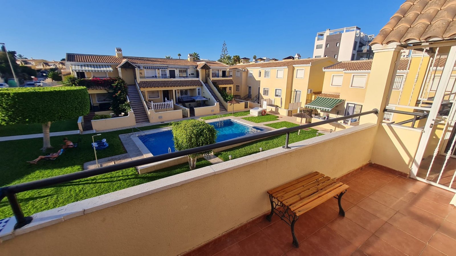 Charmantes Apartment mit 2 Schlafzimmern und Poolblick in Villamartín – Lomas de Golf!
Dieses reizvolle Apartment in Westlage befindet sich