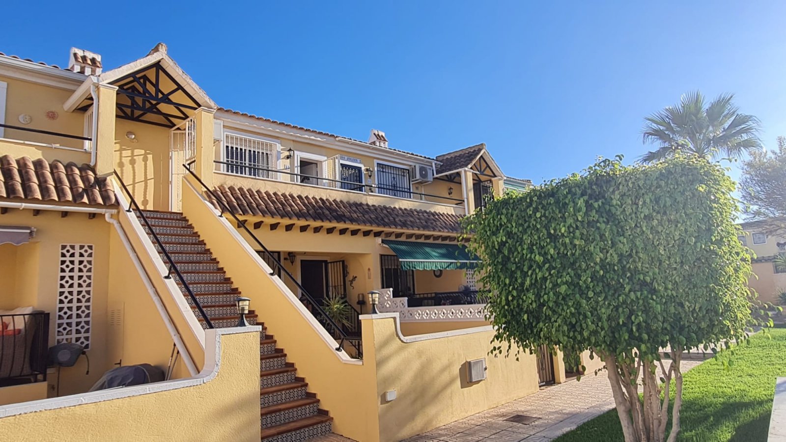 Charmantes Apartment mit 2 Schlafzimmern und Poolblick in Villamartín – Lomas de Golf!
Dieses reizvolle Apartment in Westlage befindet sich