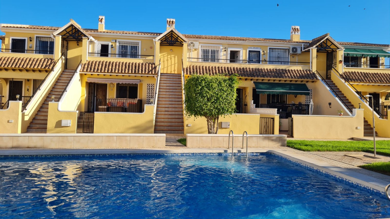 Charmantes Apartment mit 2 Schlafzimmern und Poolblick in Villamartín – Lomas de Golf!
Dieses reizvolle Apartment in Westlage befindet sich