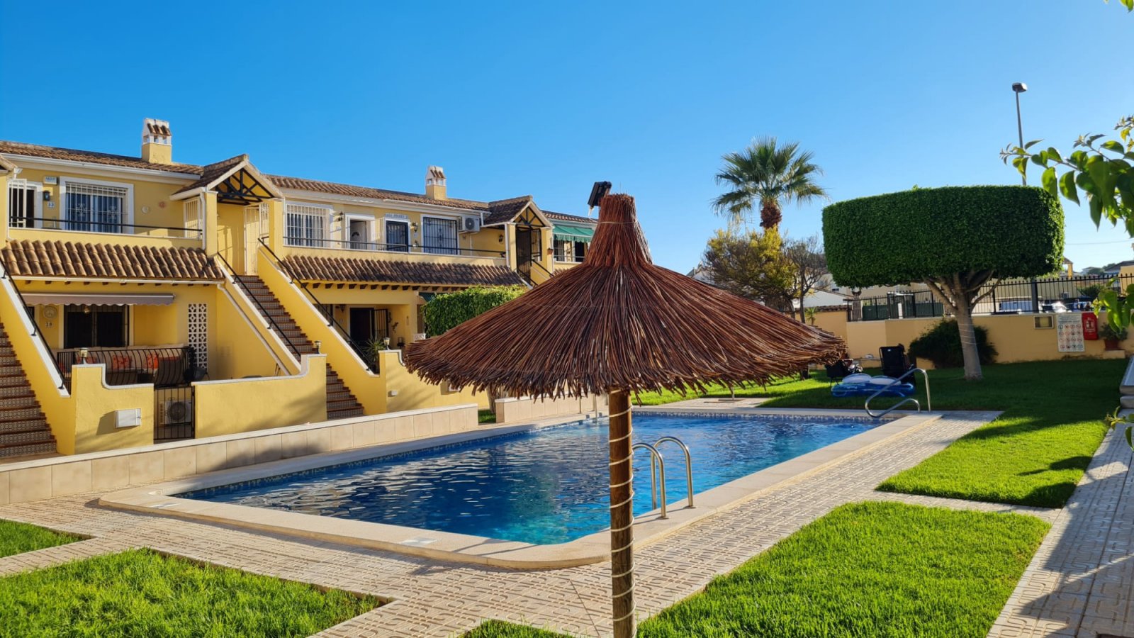 Charmantes Apartment mit 2 Schlafzimmern und Poolblick in Villamartín – Lomas de Golf!
Dieses reizvolle Apartment in Westlage befindet sich