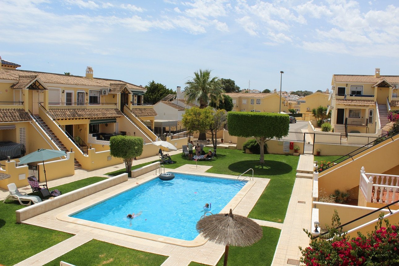 Charmantes Apartment mit 2 Schlafzimmern und Poolblick in Villamartín – Lomas de Golf!
Dieses reizvolle Apartment in Westlage befindet sich