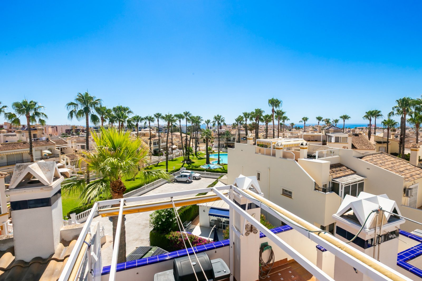 Entdecken Sie diesen wunderschönen Bungalow im Obergeschoss in der beliebten Wohnanlage Residencial Jerez in Playa Flamenca, einer der begehrtesten W