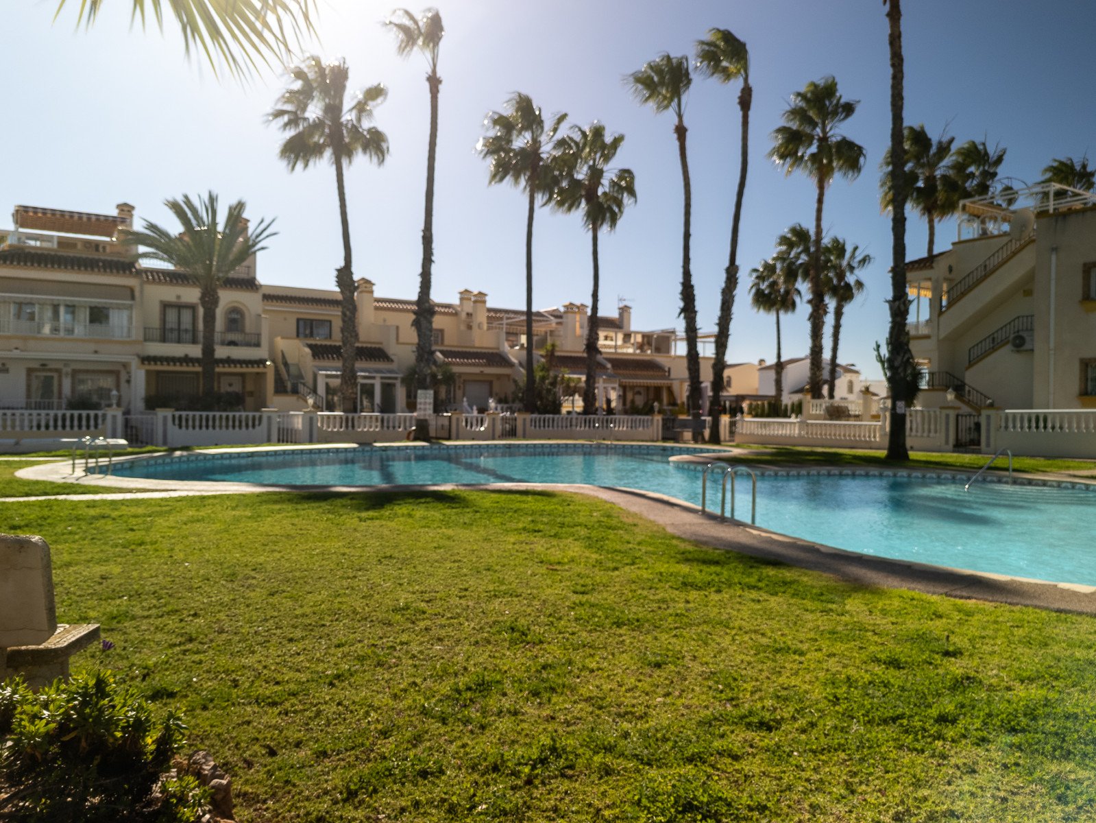 Entdecken Sie diesen wunderschönen Bungalow im Obergeschoss in der beliebten Wohnanlage Residencial Jerez in Playa Flamenca, einer der begehrtesten W