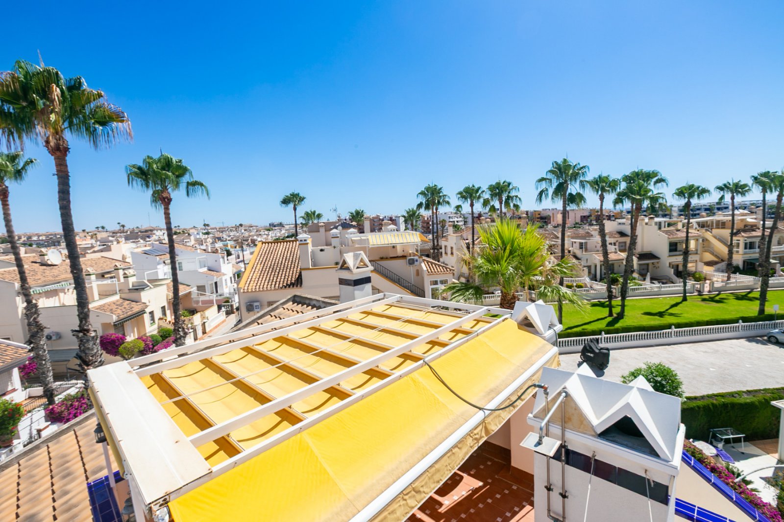 Entdecken Sie diesen wunderschönen Bungalow im Obergeschoss in der beliebten Wohnanlage Residencial Jerez in Playa Flamenca, einer der begehrtesten W