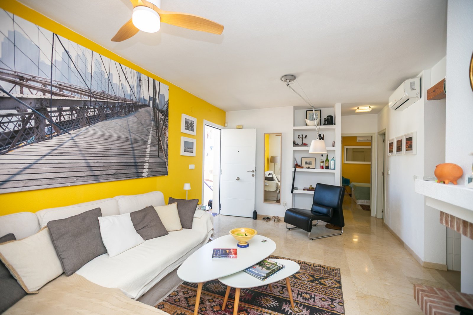 Entdecken Sie diesen wunderschönen Bungalow im Obergeschoss in der beliebten Wohnanlage Residencial Jerez in Playa Flamenca, einer der begehrtesten W