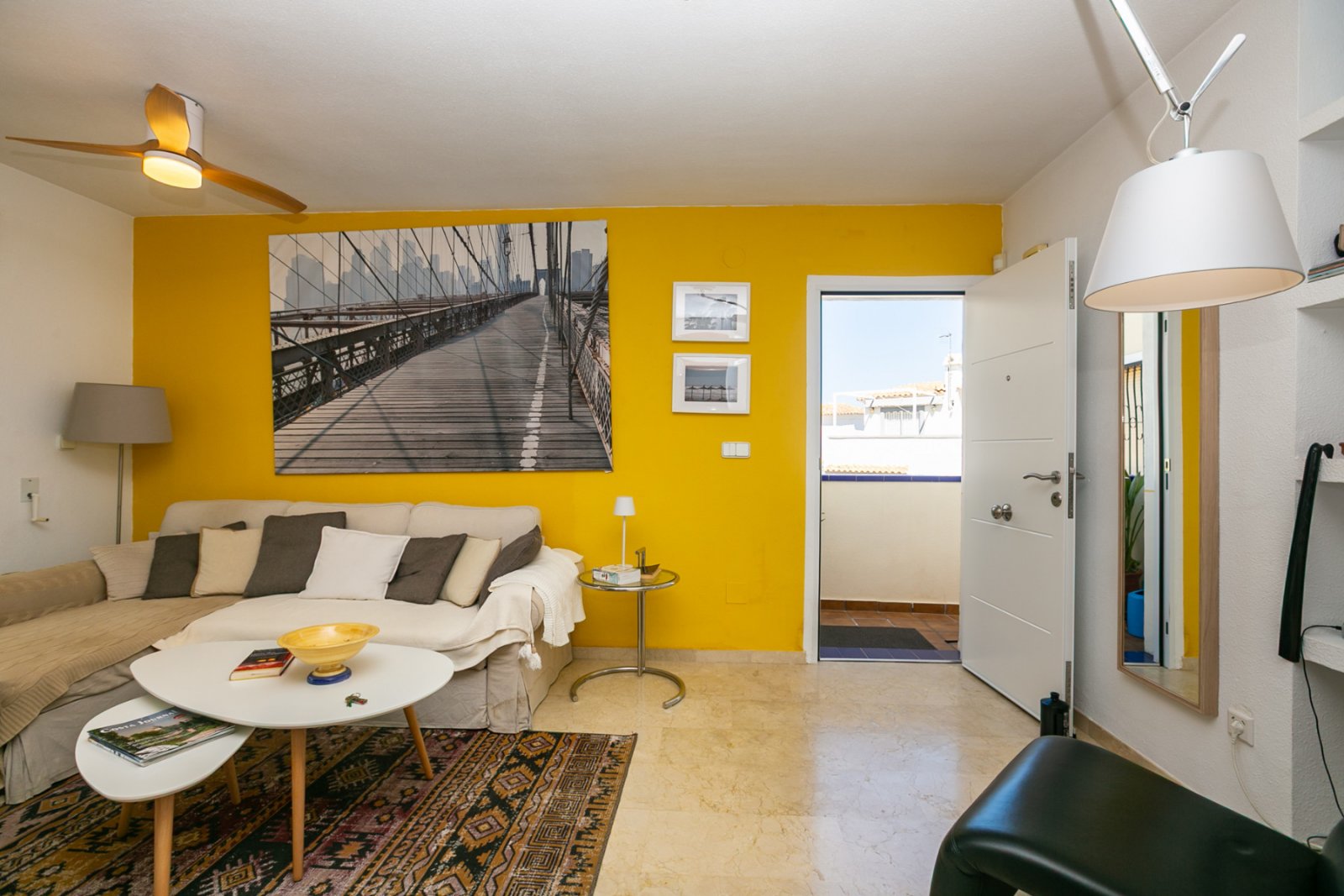 Entdecken Sie diesen wunderschönen Bungalow im Obergeschoss in der beliebten Wohnanlage Residencial Jerez in Playa Flamenca, einer der begehrtesten W