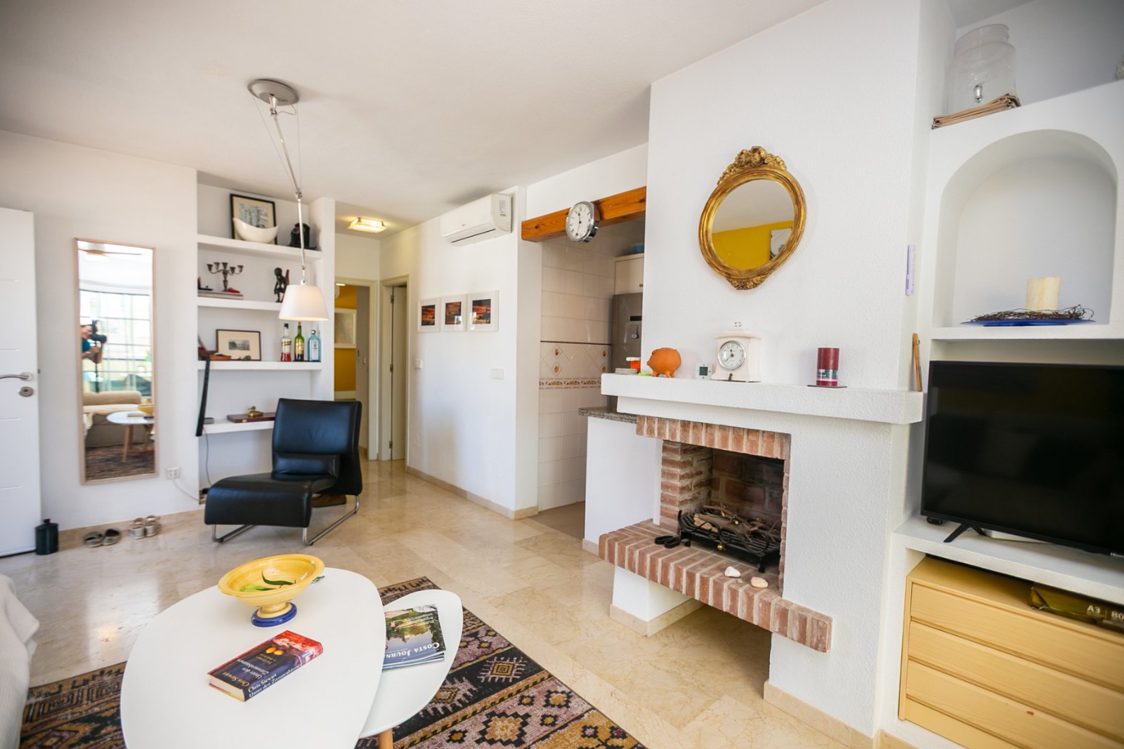 Entdecken Sie diesen wunderschönen Bungalow im Obergeschoss in der beliebten Wohnanlage Residencial Jerez in Playa Flamenca, einer der begehrtesten W