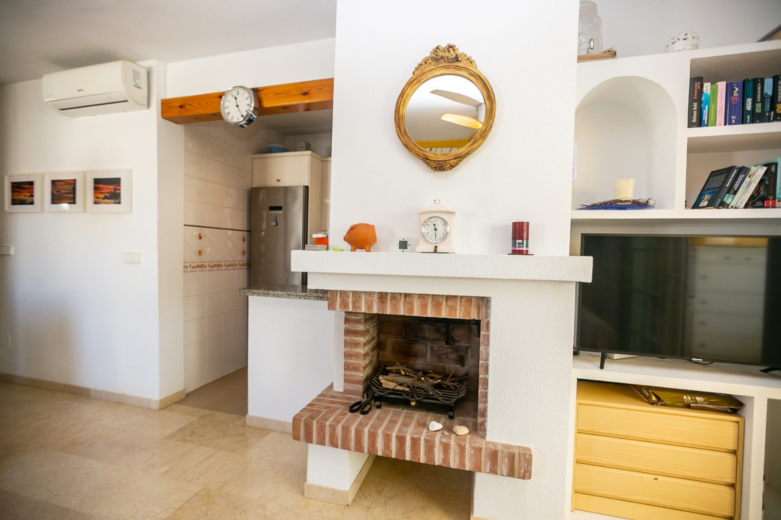 Entdecken Sie diesen wunderschönen Bungalow im Obergeschoss in der beliebten Wohnanlage Residencial Jerez in Playa Flamenca, einer der begehrtesten W