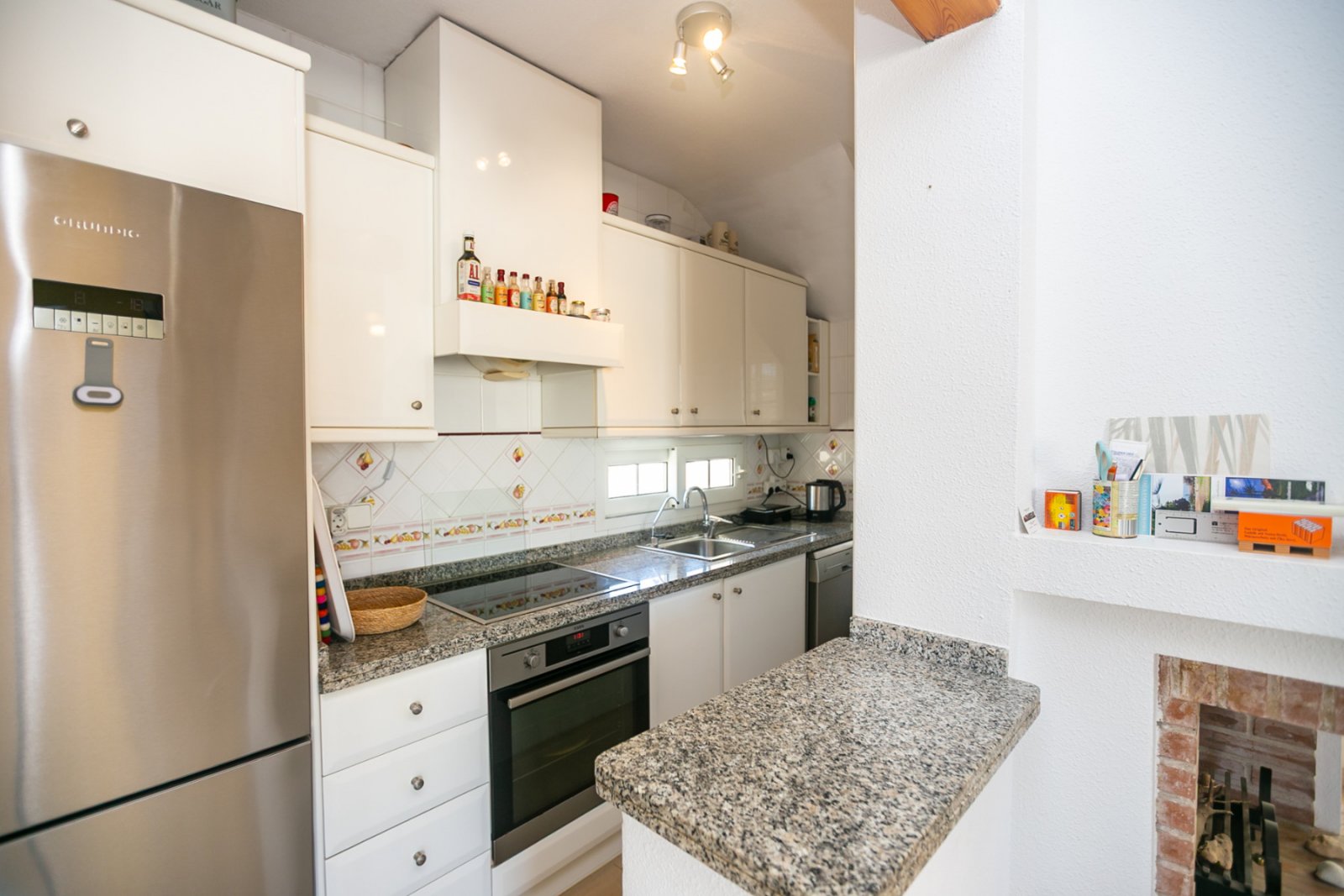 Entdecken Sie diesen wunderschönen Bungalow im Obergeschoss in der beliebten Wohnanlage Residencial Jerez in Playa Flamenca, einer der begehrtesten W
