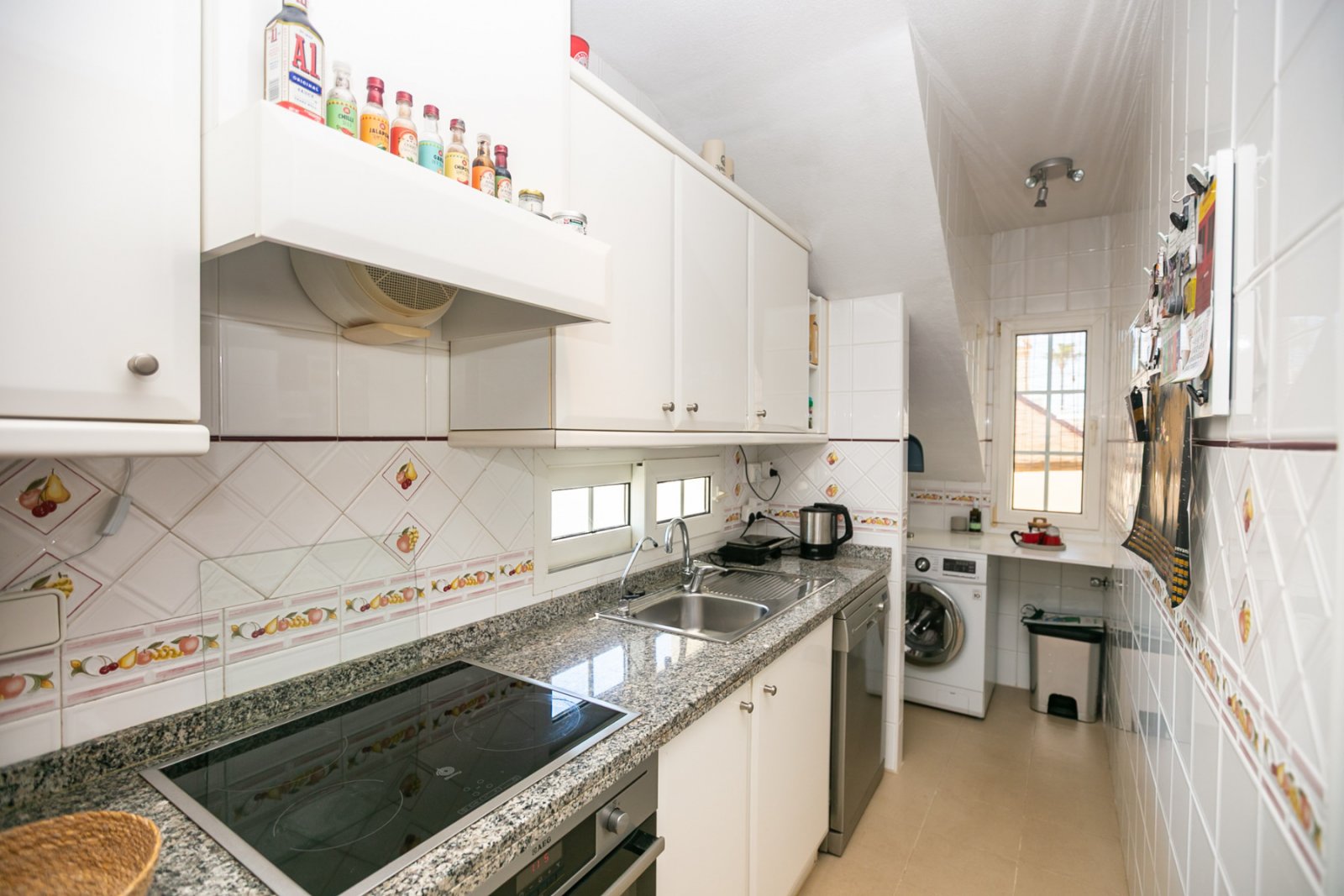 Entdecken Sie diesen wunderschönen Bungalow im Obergeschoss in der beliebten Wohnanlage Residencial Jerez in Playa Flamenca, einer der begehrtesten W