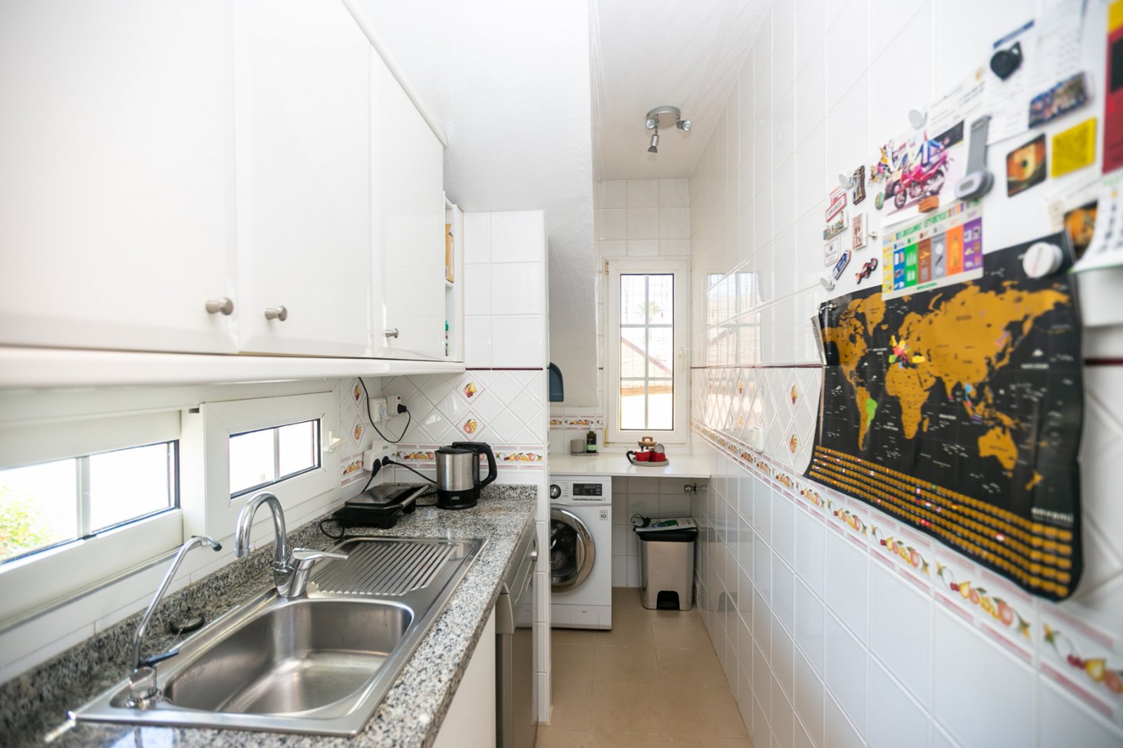 Entdecken Sie diesen wunderschönen Bungalow im Obergeschoss in der beliebten Wohnanlage Residencial Jerez in Playa Flamenca, einer der begehrtesten W