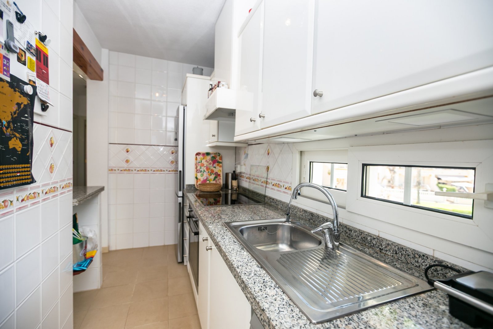 Entdecken Sie diesen wunderschönen Bungalow im Obergeschoss in der beliebten Wohnanlage Residencial Jerez in Playa Flamenca, einer der begehrtesten W
