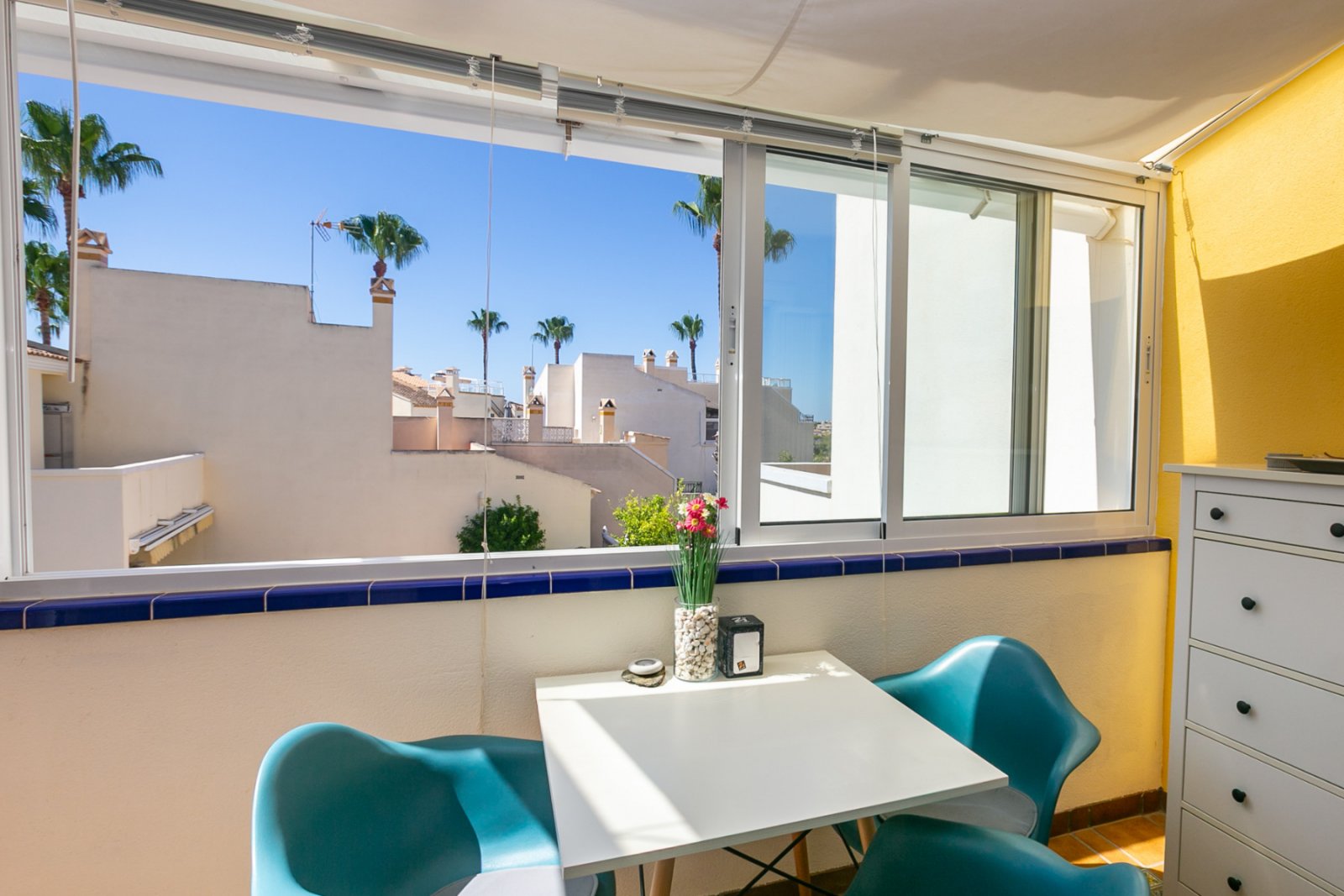Entdecken Sie diesen wunderschönen Bungalow im Obergeschoss in der beliebten Wohnanlage Residencial Jerez in Playa Flamenca, einer der begehrtesten W