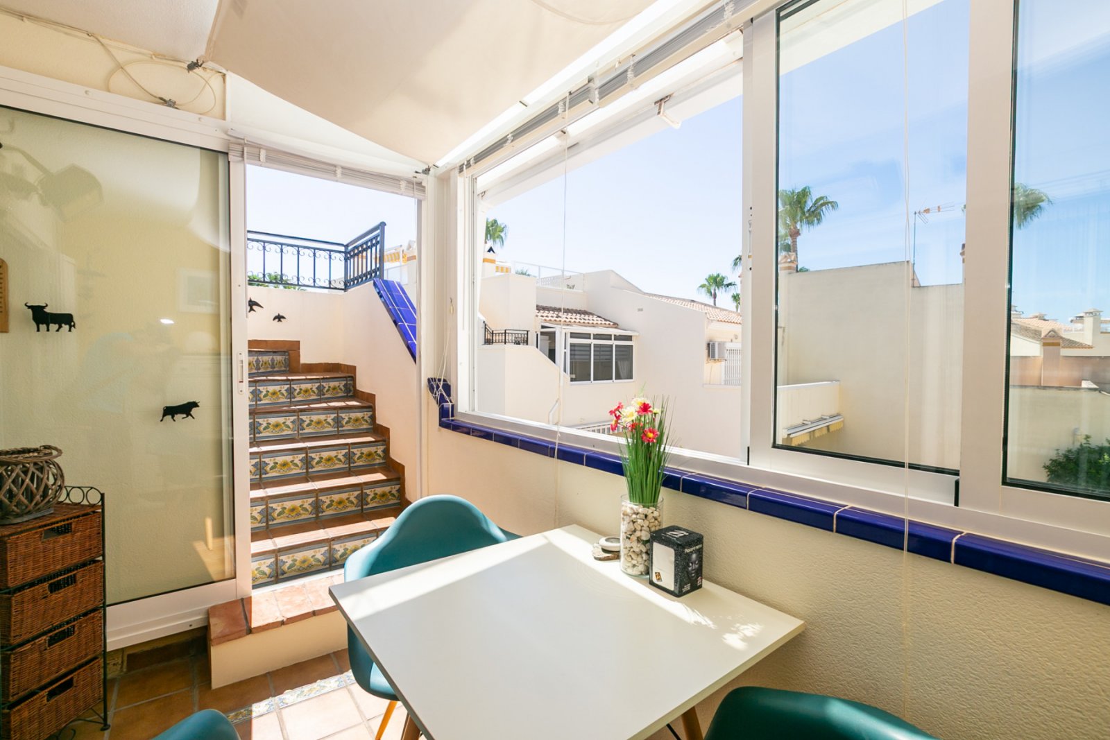 Entdecken Sie diesen wunderschönen Bungalow im Obergeschoss in der beliebten Wohnanlage Residencial Jerez in Playa Flamenca, einer der begehrtesten W